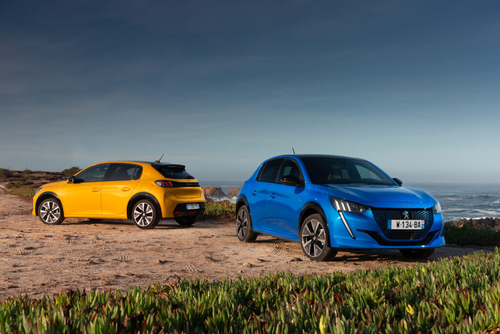 Nouvelles Peugeot 208, en version GT, jaune et bleue